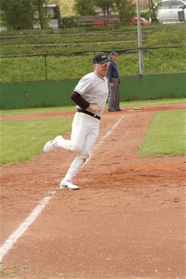 Cristiano Tedoldi, Tato, corre e oltrepassa la prima base.